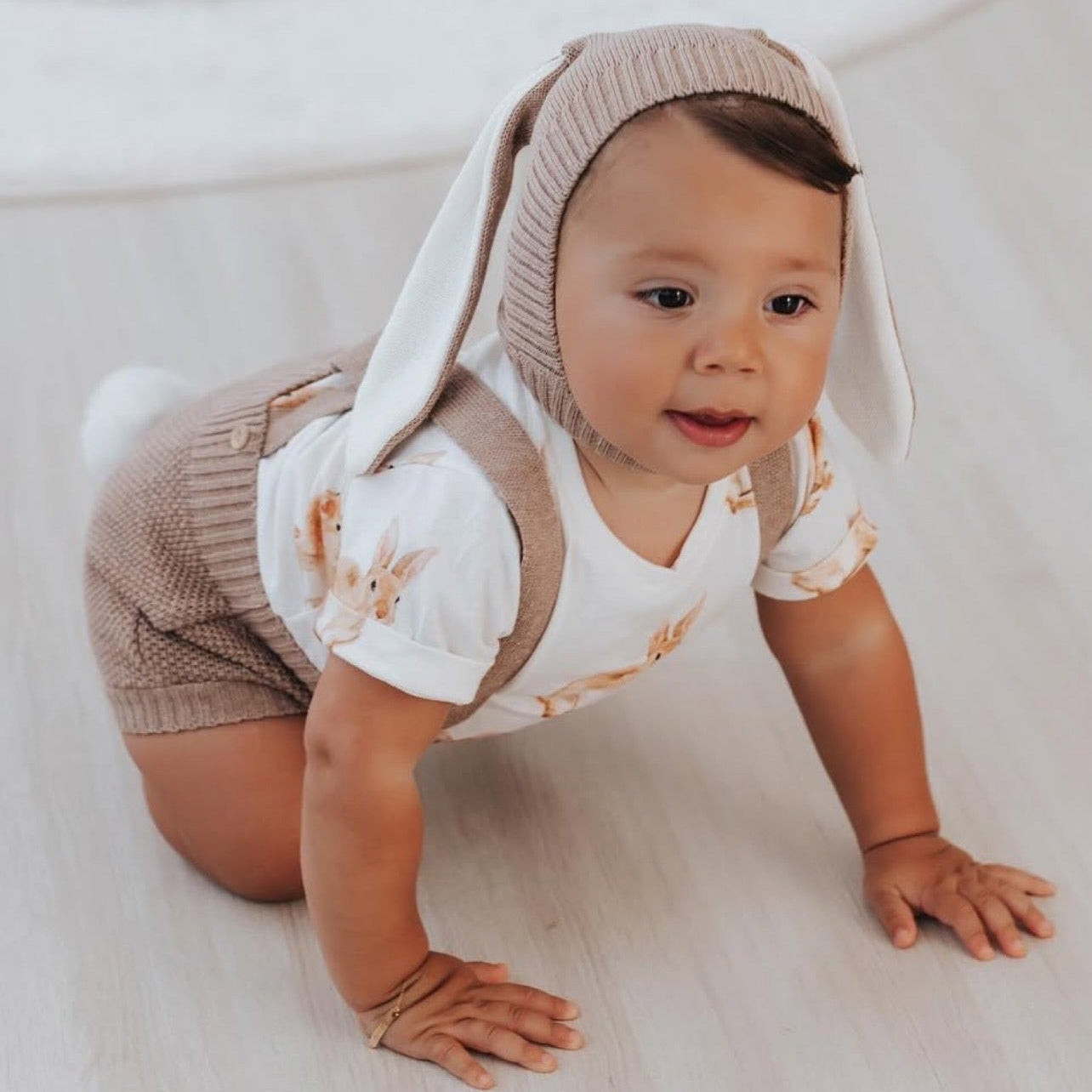 Shorts Suspensório Tricô Coelhinho Bege