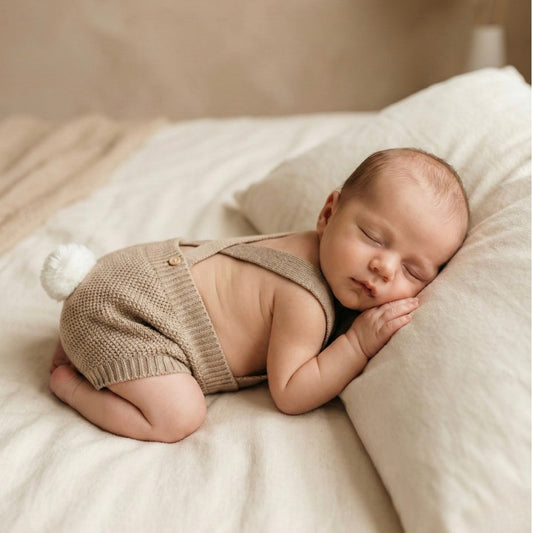 Shorts Suspensório Tricô Coelhinho Bege