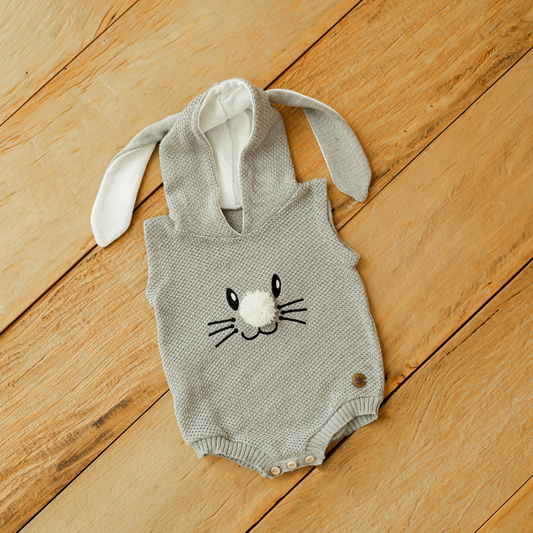 Romper Tricot Bordado Coelhinho com Capuz Cinza  - Unissex