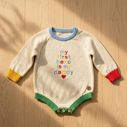 body tricô bebê, body dia dos pais bebê, roupa para dia dos pais bebê, body bordado bebê, roupa especial dia dos pais, body recém-nascido, body de tricô infantil, presente dia dos pais bebê, look dia dos pais bebê, roupa bebê 0 a 12 meses, body masculino bebê, body confortável bebê, roupa afetiva bebê, ensaio dia dos pais bebê, BB Milk.