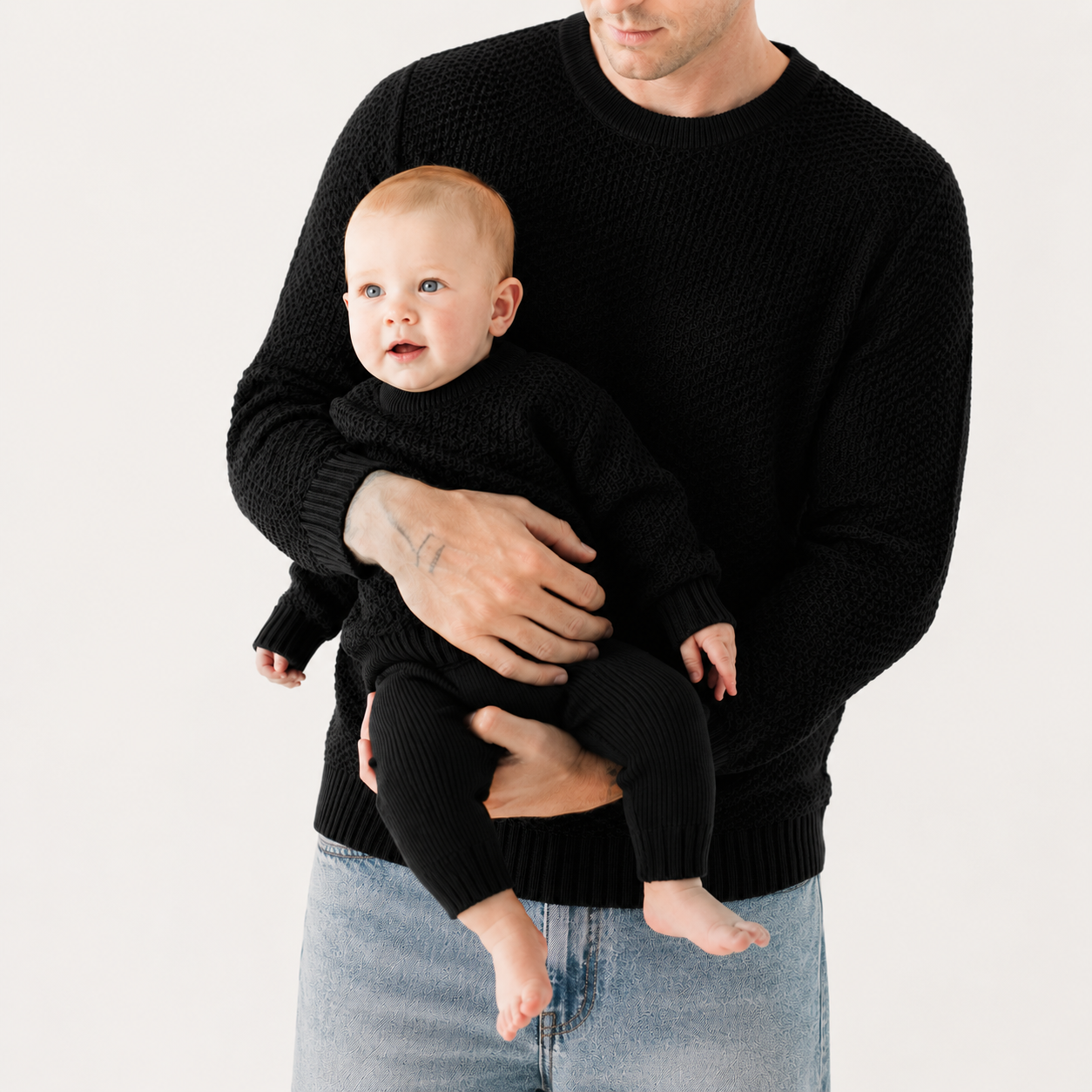 


body tricô bebê, body dia dos pais bebê, roupa para dia dos pais bebê, body bordado bebê, roupa especial dia dos pais, body recém-nascido, body de tricô infantil, presente dia dos pais bebê, look dia dos pais bebê, roupa bebê 0 a 12 meses, body masculino bebê, body confortável bebê, roupa afetiva bebê, ensaio dia dos pais bebê, BB Milk.